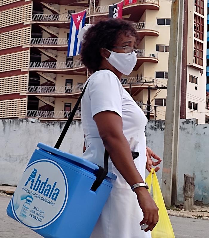Una enfermera hace visistas con la vacuna Abdala de Cuba/ A nurse makes the rounds with Cuba's Abdala vaccine.